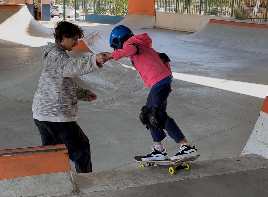 Aluna do Virando o Jogo na aula de skate. 