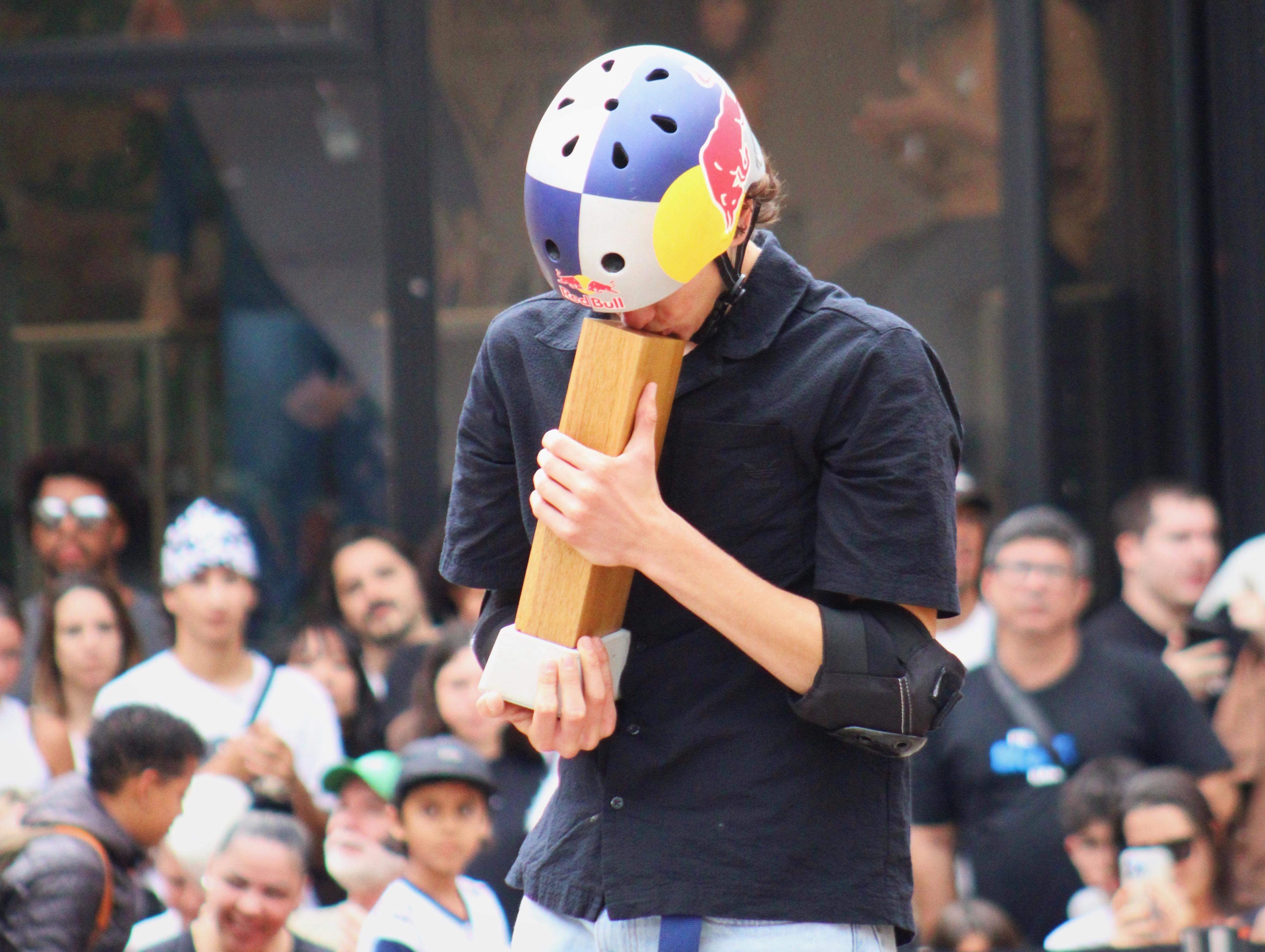 Na imagem, skatista Gui Khury com troféu de primeiro lugar.