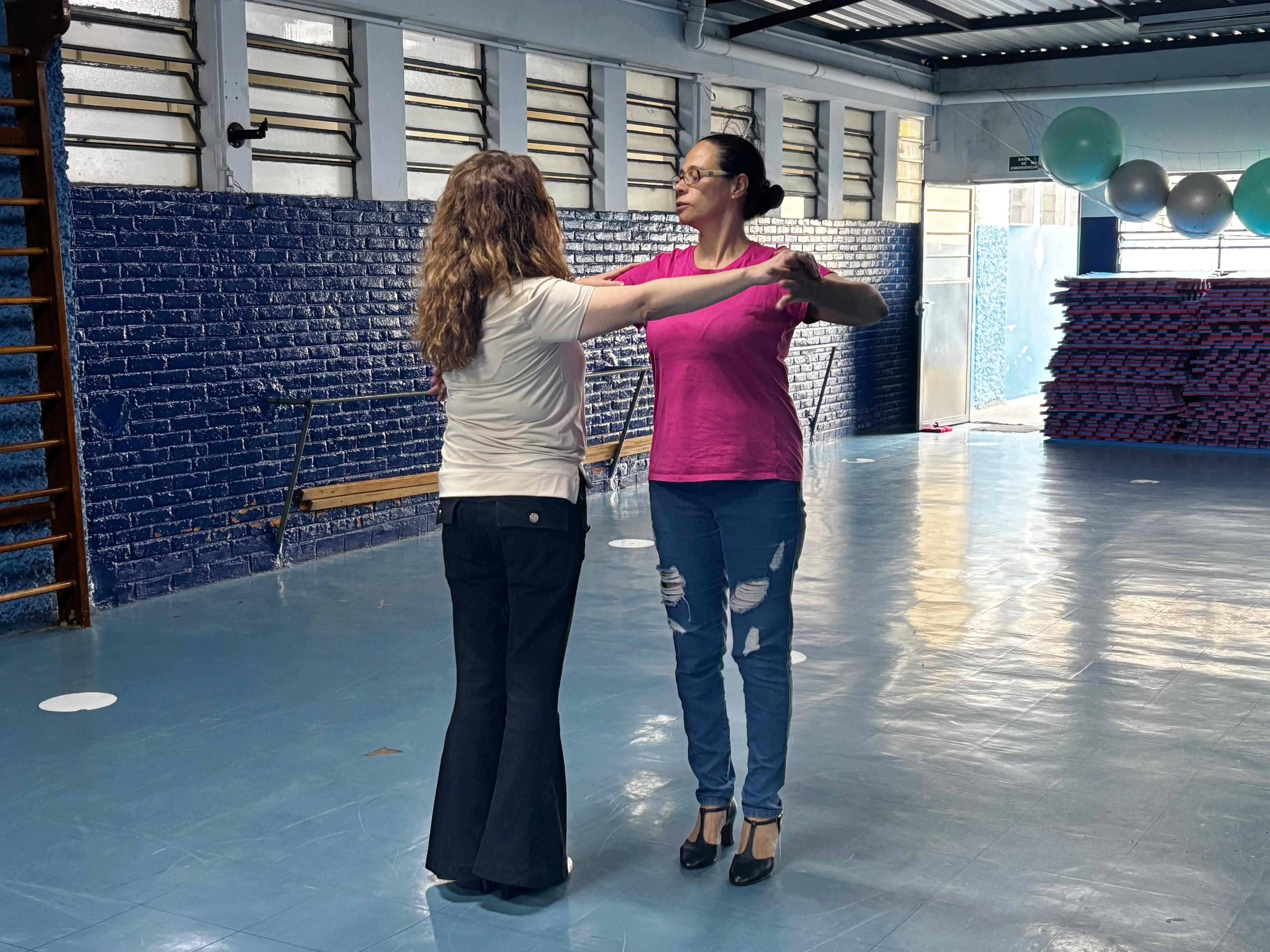 Na imagem, aula de tango no CE Jardim Sabará.