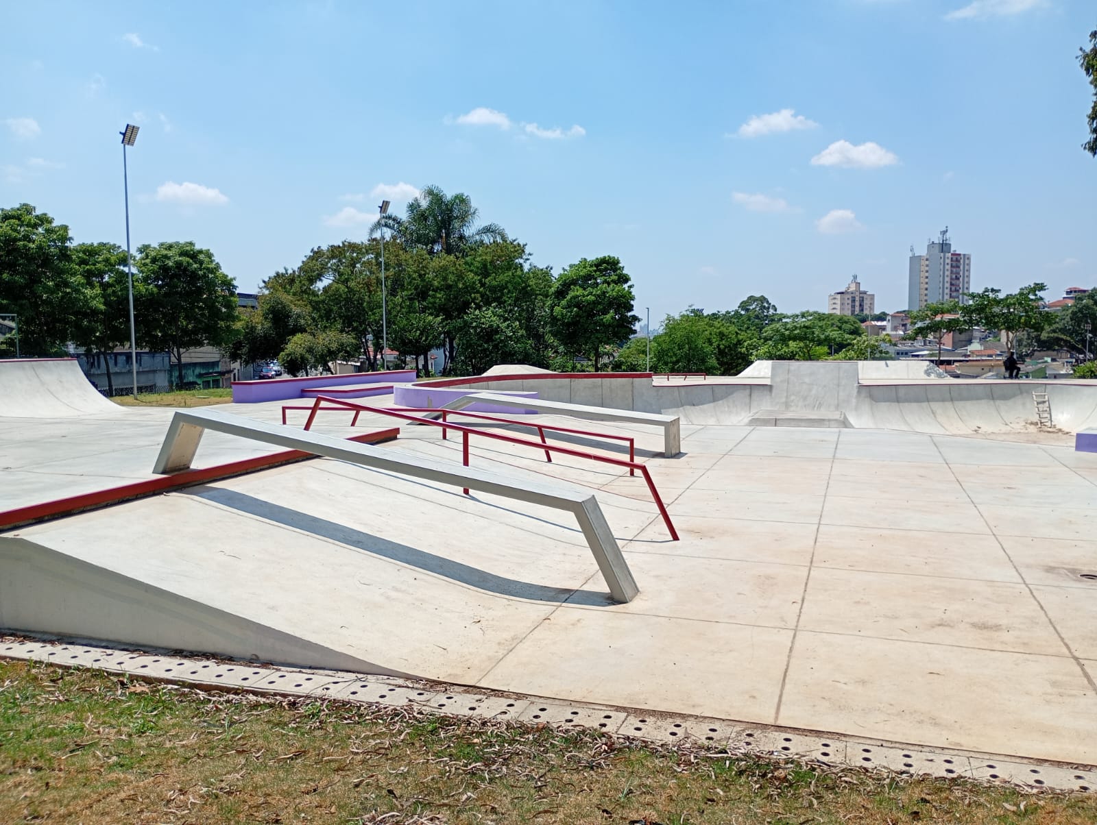 Na imagem, contém a pista de skate de tamanho oficial para aula.s de alto rendimento