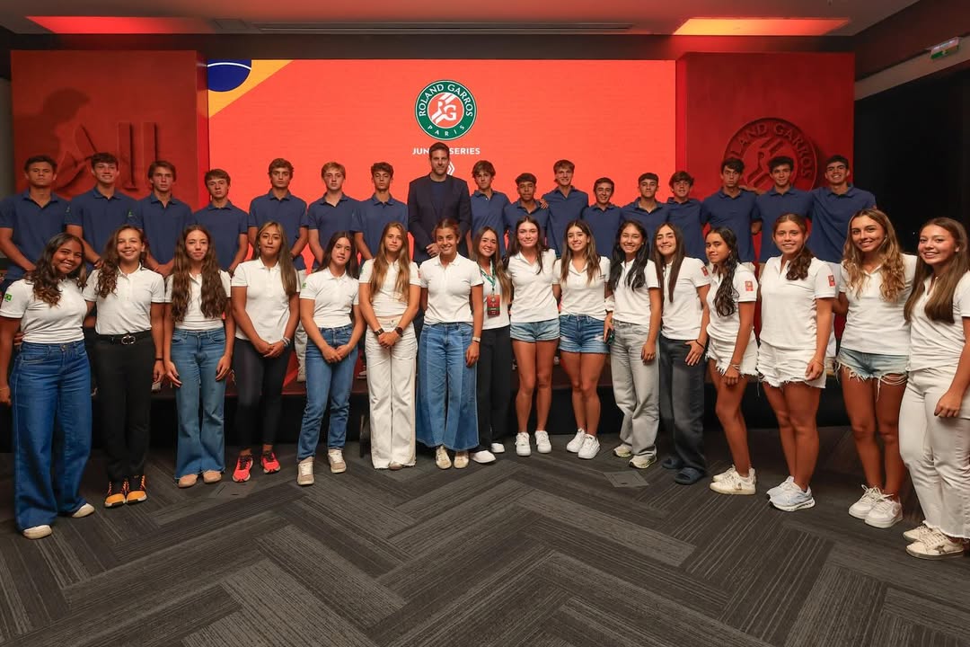 Na imagem, está presente atletas do torneio Roland Garros Series Junior.