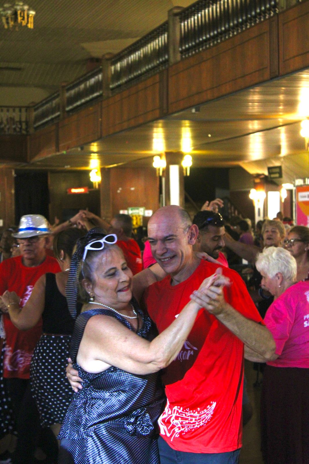 Na imagem,um casal participando do baile.