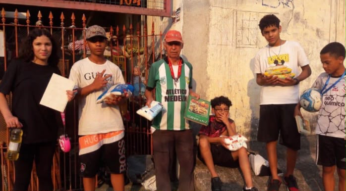 Na imagem, Vovô da várzea realizando trabalhos voluntários.