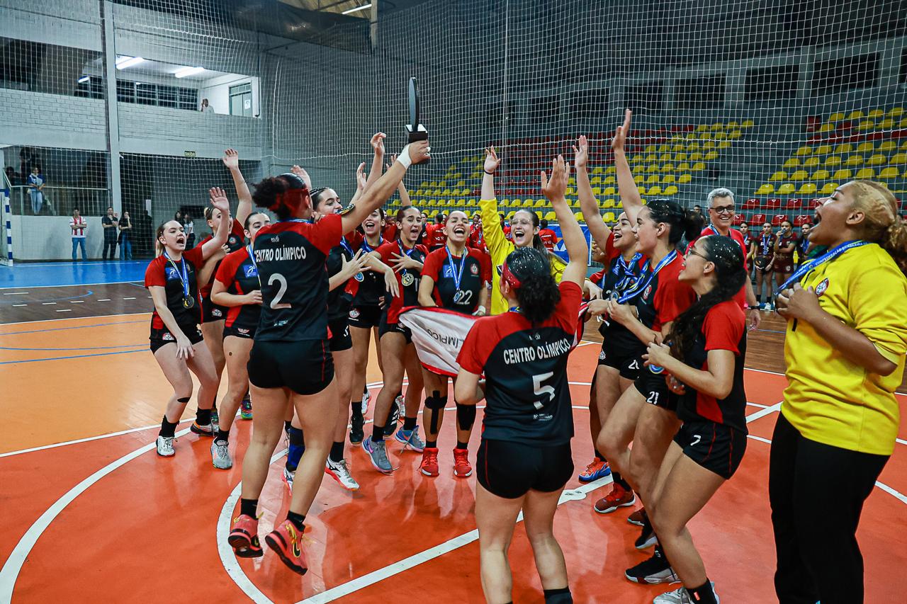 Na imagem, atletas comemorando o título do Campeonato Brasileiro de handebol feminino do Centro Olímpico.