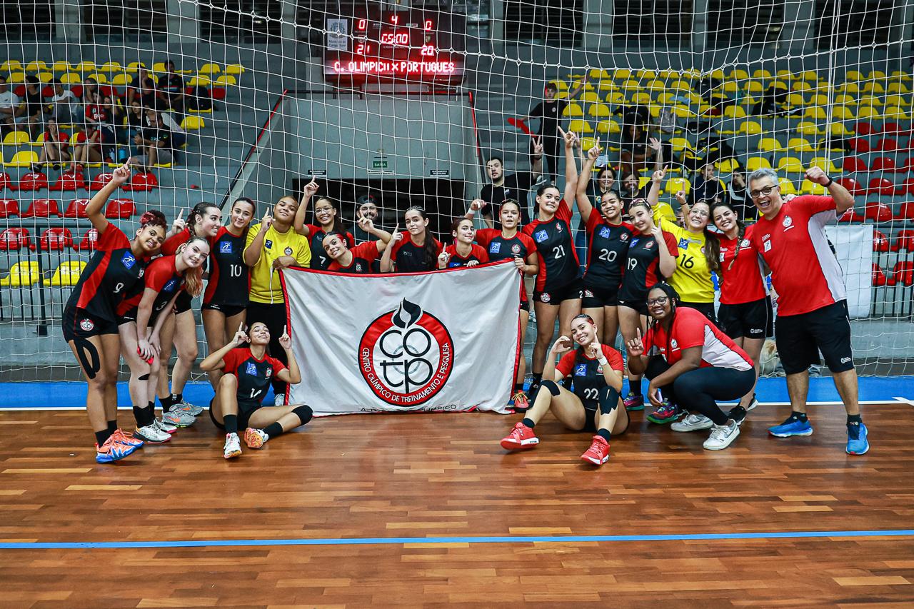 Na imagem, atletas comemorando o título do Campeonato Brasileiro de handebol feminino do Centro Olímpico.