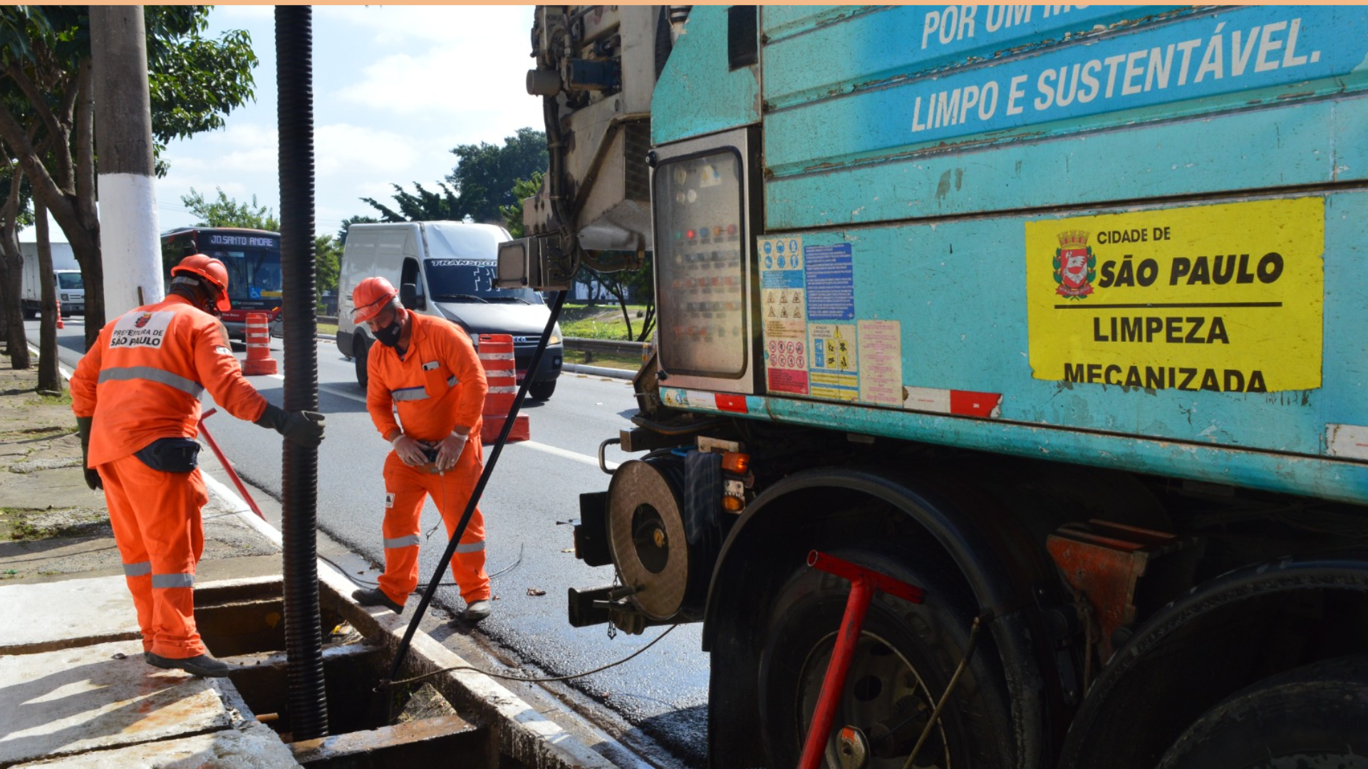 Prestadores de serviço da Prefeitura de São Paulo fazendo a limpeza de bueiro.