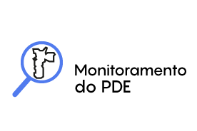 Uma lente de aumento sobre o mapa estilizado da cidade de São Paulo, ao lado direito texto escrito Monitoramento do PDE.