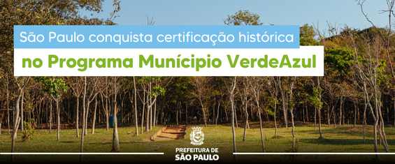 A imagem é um banner institucional.  Na parte superior, há duas faixas de texto:  A primeira, em fundo azul-claro, diz: “São Paulo conquista certificação histórica”.  A segunda, em fundo branco, destaca em verde: “no Programa Município VerdeAzul”.  A imagem de fundo mostra uma área verde arborizada, com muitas árvores de troncos finos e um caminho de terra que atravessa o espaço.  Na parte inferior, centralizado, aparece o brasão da Prefeitura de São Paulo com o texto: “PREFEITURA DE SÃO PAULO”.