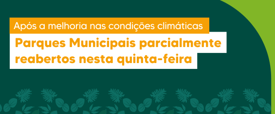 A imagem é um banner informativo com fundo verde-escuro e detalhes em verde-claro.  Na parte superior, há uma faixa laranja com o texto em branco: “Após a melhoria nas condições climáticas”  Logo abaixo, em uma caixa branca com destaque em laranja, está escrito em verde-escuro: “Parques Municipais parcialmente reabertos nesta quinta-feira”  Na borda inferior, há um padrão de folhas estilizadas em tom mais claro de verde.