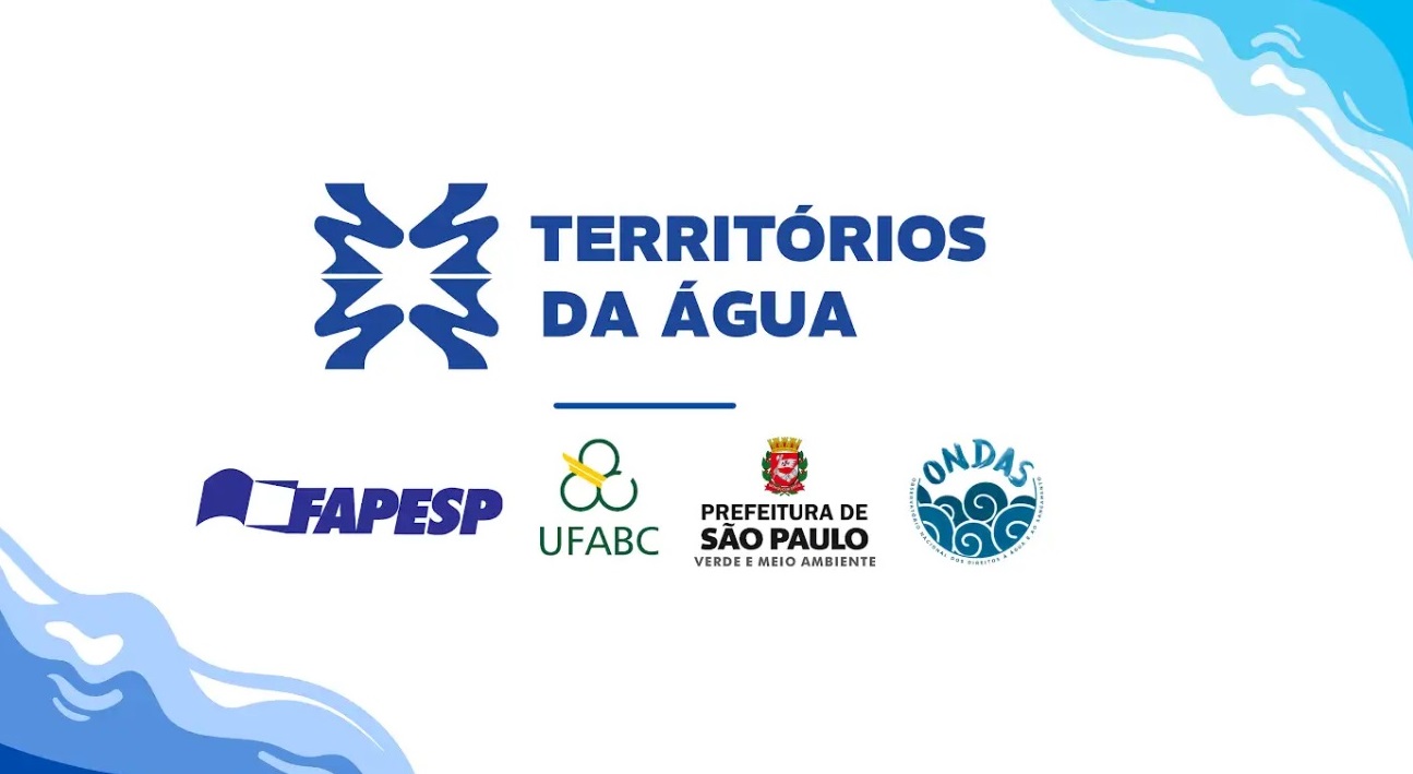 banner do projeto "Territórios da Água". No centro, em destaque, está o logotipo do projeto: um símbolo azul abstrato, seguido pelo nome "TERRITÓRIOS DA ÁGUA" em letras maiúsculas azul-escuras.  Abaixo do nome do projeto, há uma linha horizontal azul que separa o título dos logotipos das instituições parceiras, que estão organizados da esquerda para a direita:  FAPESP – com seu logotipo azul, que lembra uma bandeira ondulando ao vento.  UFABC – com o símbolo em verde e amarelo, e as letras "UFABC" ao lado.  Prefeitura de São Paulo (Verde e Meio Ambiente) – com o brasão da cidade acima do nome da secretaria.  ONDAS – com um logotipo circular contendo ondas estilizadas e o nome "ONDAS" no topo.  O fundo é branco com bordas decoradas por ilustrações de ondas azuis nos cantos inferior esquerdo e superior direito, reforçando o tema da água.