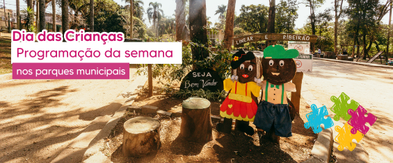 Foto colorida tirada em um parque durante o dia, com árvores e caminhos de terra ao fundo. Em primeiro plano, há duas figuras decorativas de madeira representando crianças negras sorridentes — uma menina de vestido amarelo e vermelho com laço no cabelo e um menino com camisa amarela, suspensórios azuis e chapéu verde. Ao fundo, há uma placa de madeira com os dizeres “Linear do Ribeirão” e outra com “Seja bem-vindo”.  No canto superior esquerdo, há uma faixa retangular com fundo branco e texto em rosa e roxo: “Dia das Crianças — Programação da semana nos parques municipais.” No canto inferior direito, aparecem três figuras de peças de quebra-cabeça coloridas (verde, amarela e rosa).