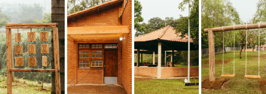 Imagem composta por quatro fotos lado a lado, todas em ambiente externo, com predomínio de tons terrosos e verdes. Na primeira imagem, há um jogo da velha feito de madeira, fixado em uma estrutura rústica, com peças circulares e em formato de “X”. Na segunda, aparece a entrada de um prédio de tijolos aparentes, com porta de madeira, janela ao lado e um pequeno beiral no telhado. Na terceira imagem, vê-se um quiosque de alvenaria com colunas claras e telhado de cerâmica, localizado em uma área gramada e arborizada. Na quarta imagem, há um balanço simples de madeira, com duas tábuas suspensas por cordas, instalado sobre um gramado com árvores ao fundo