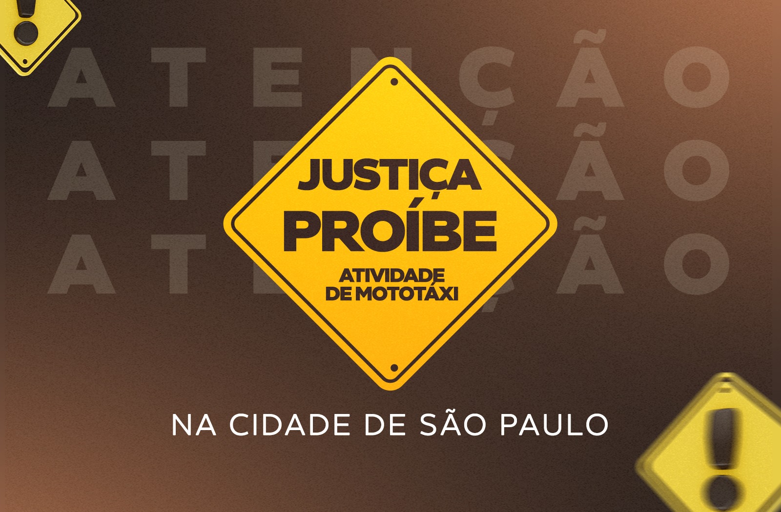 Imagem com fundo em tons escuros e sinalização amarela de trânsito em destaque. No centro, há uma placa amarela em forma de losango com a mensagem em letras maiúsculas: “Justiça proíbe atividade de mototáxi”. Abaixo, em branco, está escrito: “Na cidade de São Paulo”. Ao fundo, a palavra “ATENÇÃO” aparece repetida de forma sombreada. A imagem transmite um alerta sobre a proibição da atividade de mototáxi na cidade de São Paulo.