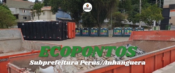 Arte com as escritas: ecopontos/Subprefeitura Perus/Anhanguera. No plano de fundo há duas caçambas com entulhos de obra, dois containers e lixeiras de coleta seletiva mais ao fundo. 
