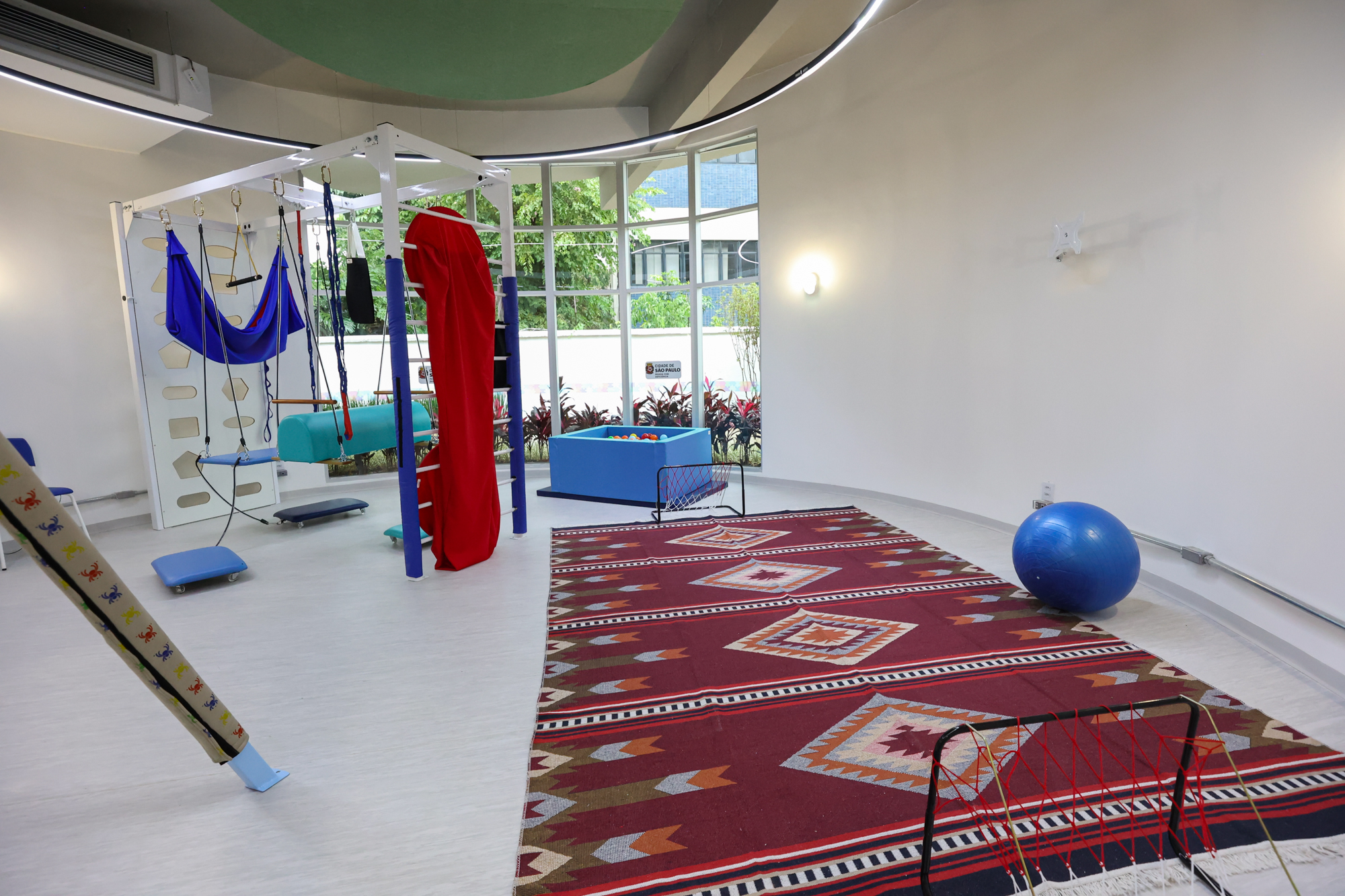 Imagem da sala sensorial do Centro TEA. Uma sala arredondada com equipamentos para oferecer uma experiência terapêutica única.