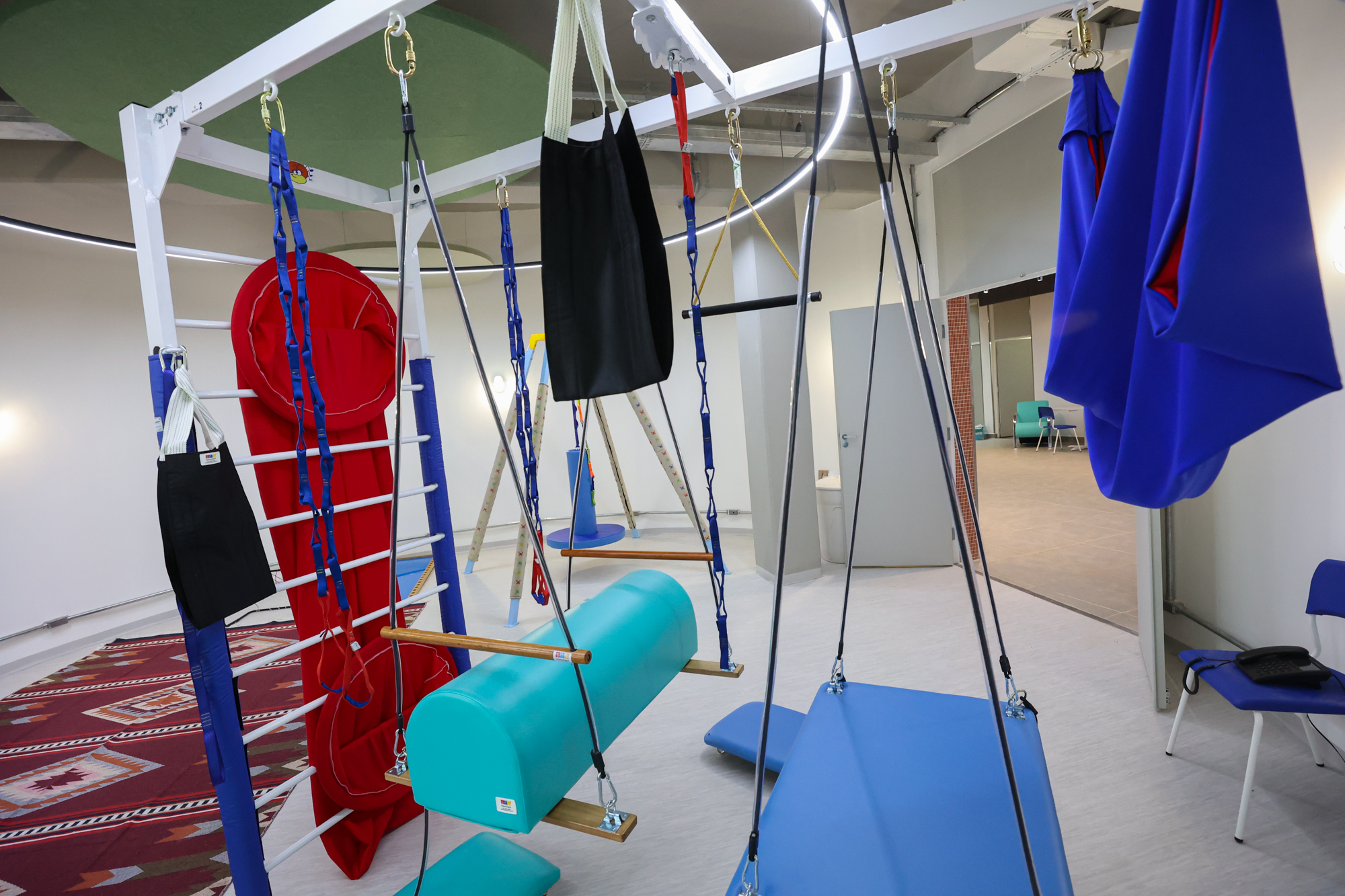 Imagem da sala sensorial do Centro TEA. Uma sala arredondada com equipamentos para oferecer uma experiência terapêutica única.