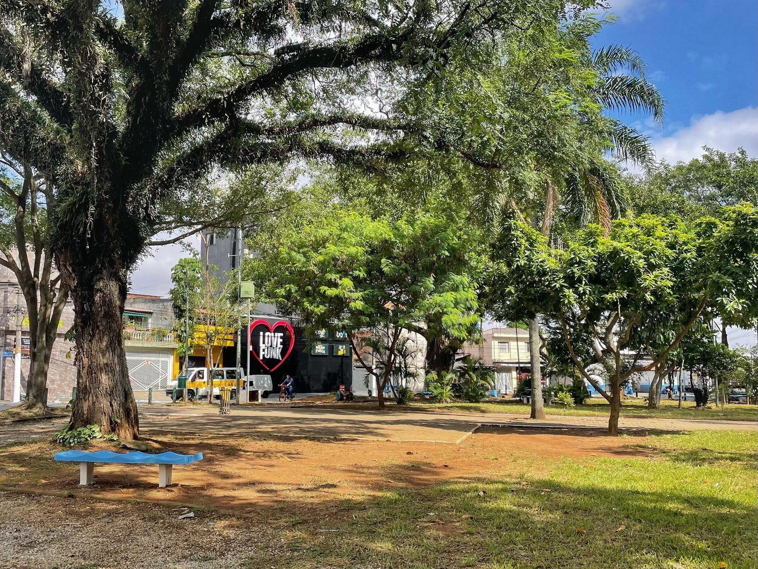 #PraTodosVerem: Imagem mostra a área verde da Praça do Vinho com a sede da Love Funk ao fundo