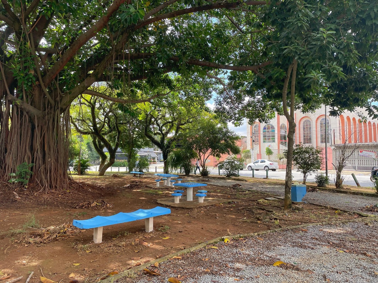 #PraTodosVerem: Imagem mostra a área verde com bancos e mesas na Praça do Vinho