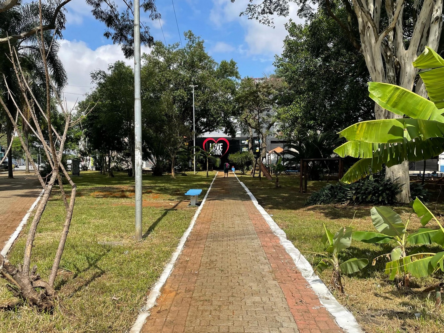 #PraTodosVerem: Imagem mostra a área verde da Praça do Vinho com a sede da Love Funk ao fundo