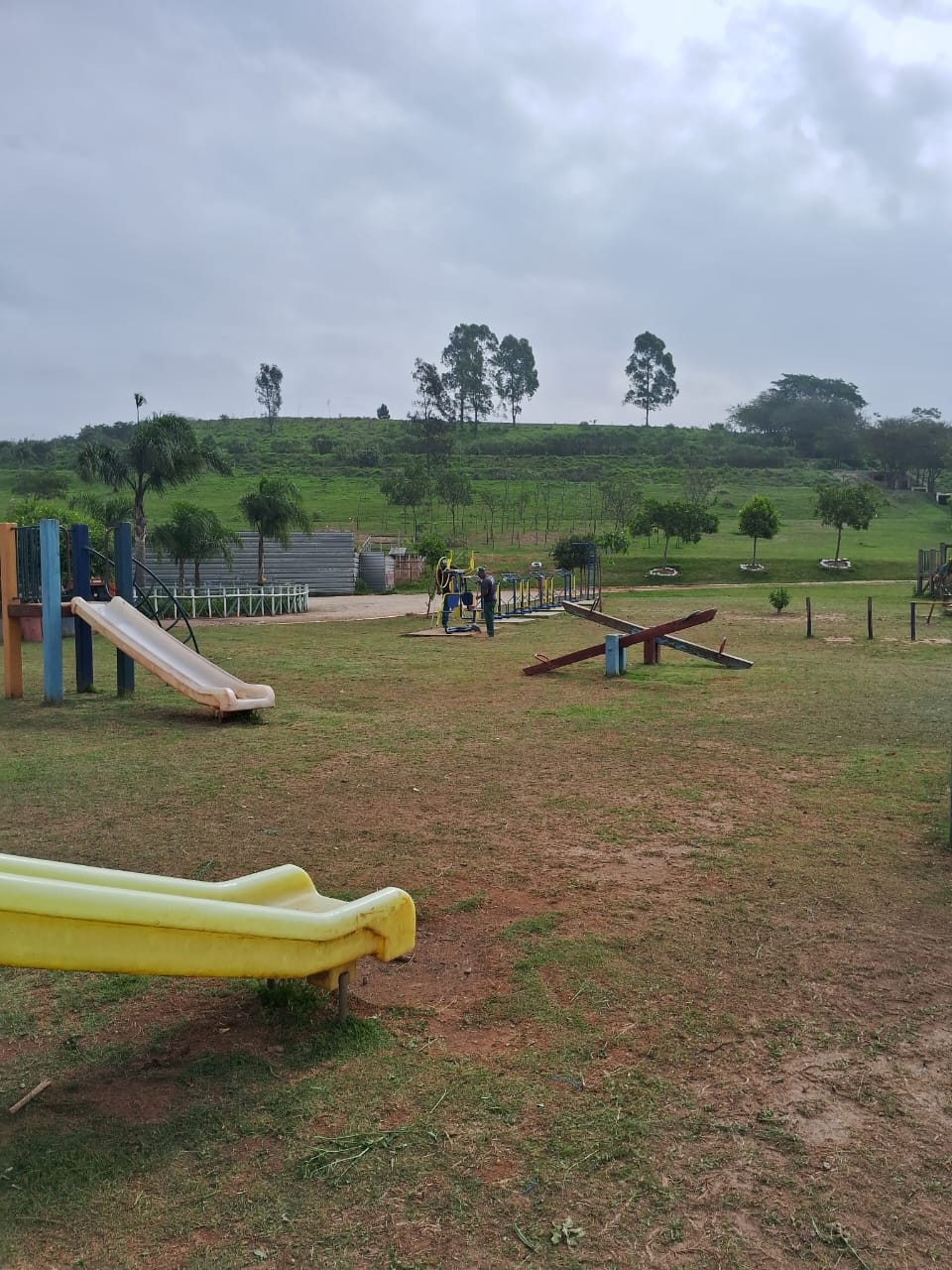 Parque Sapopemba, gramado amplo e brinquedos de criança coloridos