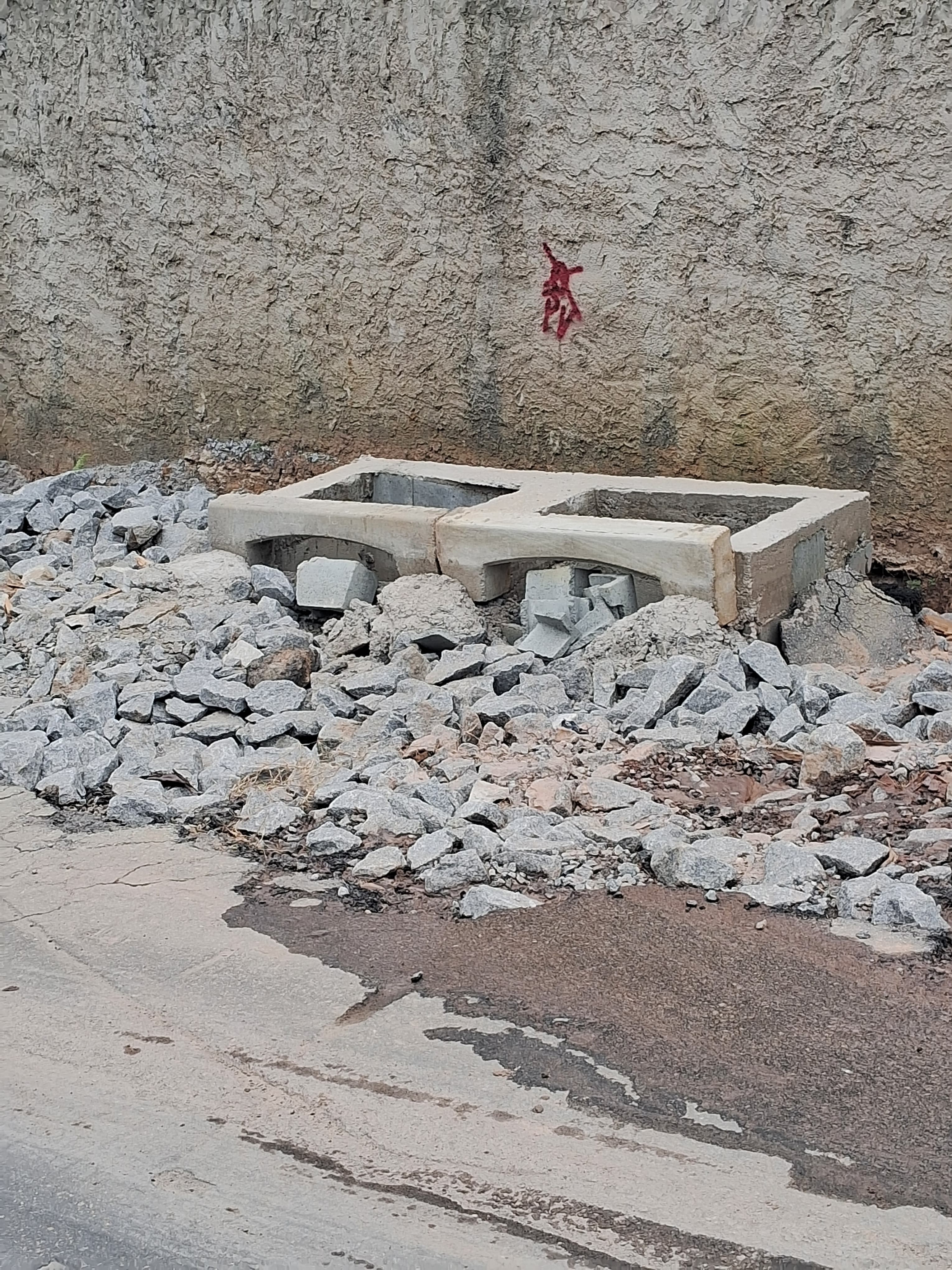 Materiais de construção, tijolo e pedras cinzas