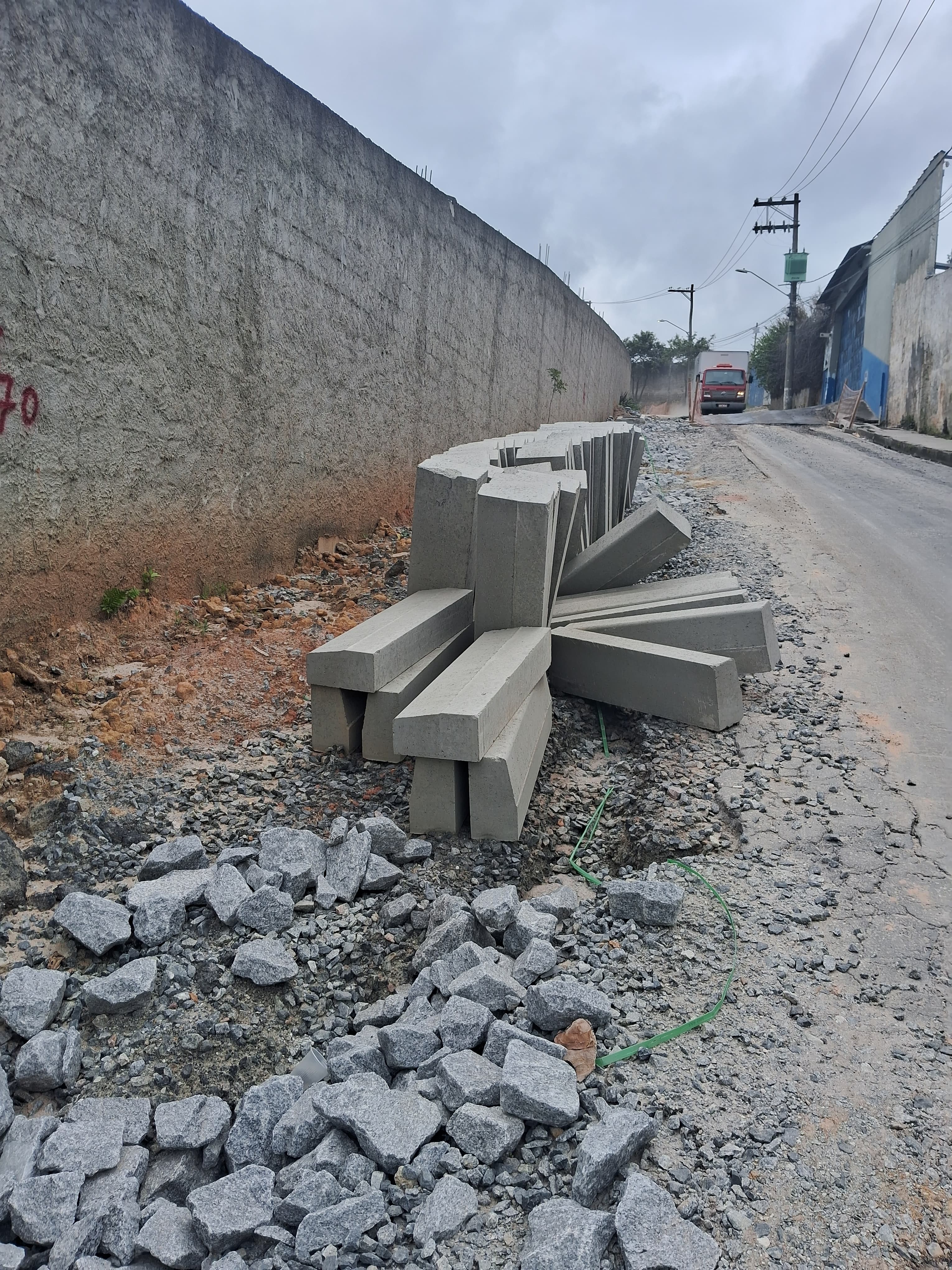 Estrada com materiais de construção