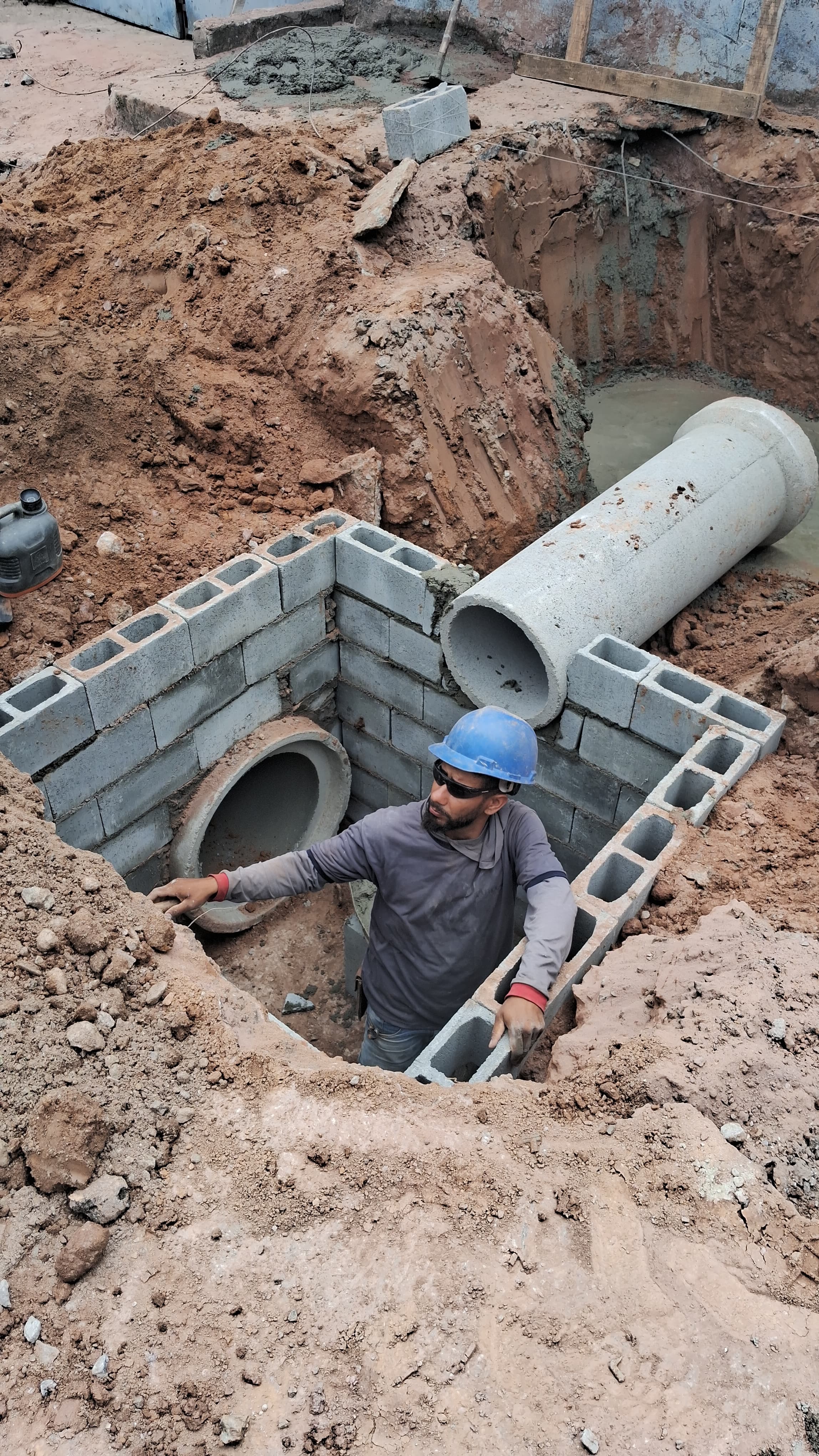 Buraco no chão onde está sendo feito reforma de esgoto