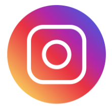 Logo do Instagram, formado por um círculo com pontas arredondadas e com  cores degradê, começando pelo roxo na parte de cima, descendo para um rosa, laranja e termina em laranja. Ao centro há um quadrado sem cor, apenas com a borda branca. Mais ao centro há um círculo sem cor, também com borda branca. 