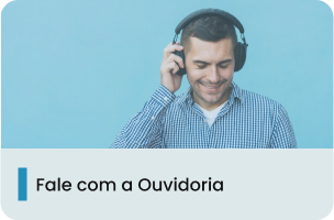 A imagem mostra um homem jovem em um fundo azul, usando fones de ouvido, vestindo uma camisa xadrez azul e branco.