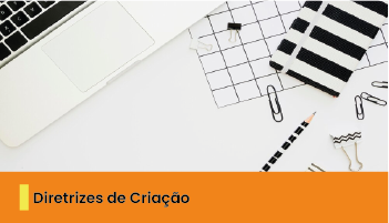 A imagem mostra uma mesa, com material escolar e um computador portátil
