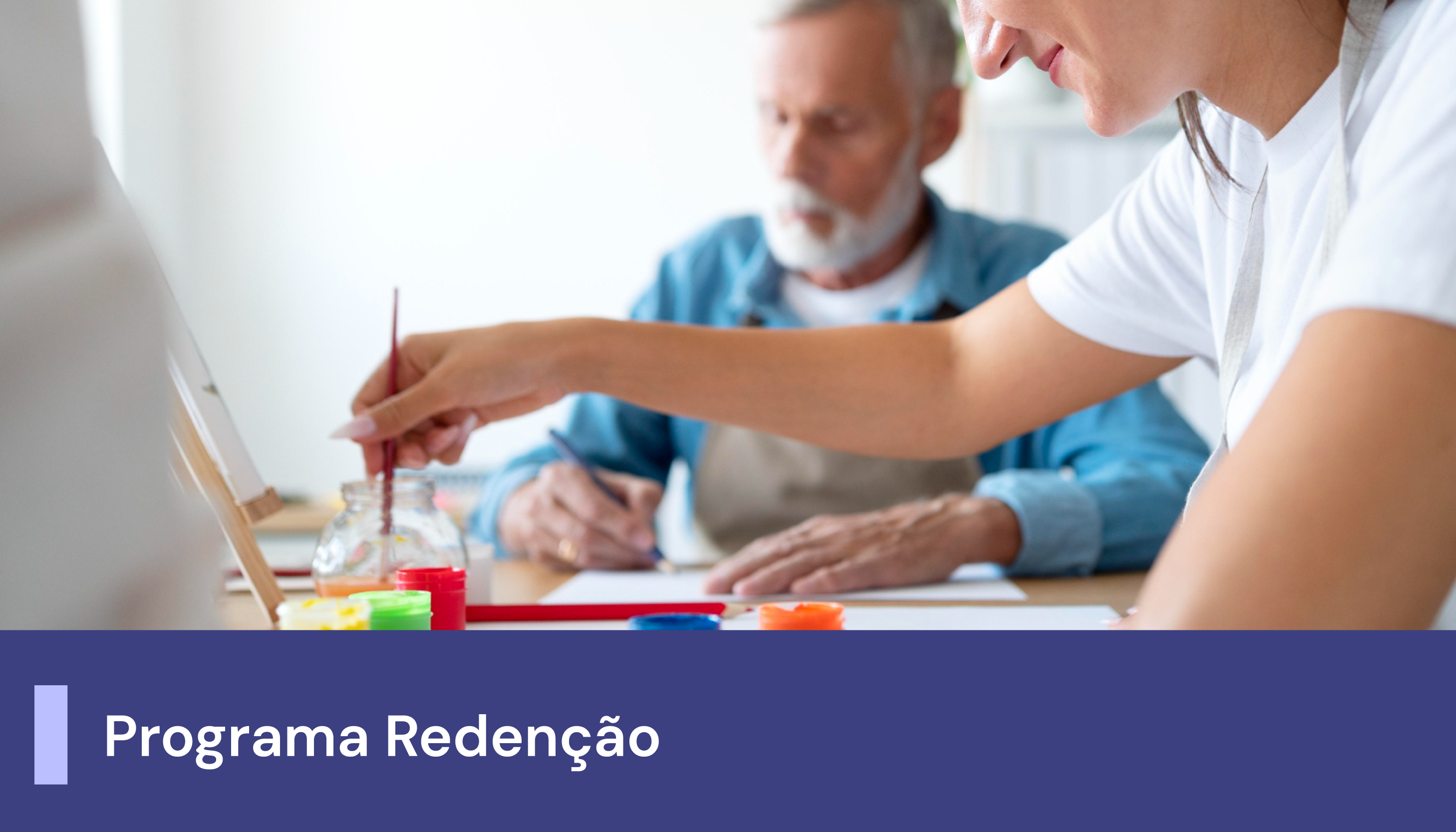 A imagem mostra uma mulher e um senhor realizando atividades manuais. Abaixo, uma faixa com o texto 