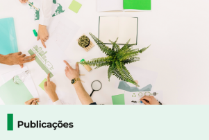 A imagem possui um fundo claro, com documentos e ferramentas de estudo e plantas sobre a mesa. Abaixo, uma faixa com o texto 