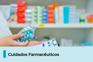 A imagem mostra uma pessoa segurando cartelas. Abaixo, uma faixa com o texto 