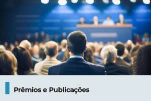 A imagem mostra um evento, com a visão de um espectador. Abaixo, uma faixa com o texto 