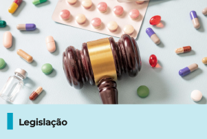 A imagem mostra uma mesa com medicamentos espalhados e um martelo judicial. Abaixo, uma faixa com o texto 