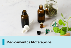 A imagem possui um fundo claro, com frascos e medicamentos vistos de cima. Abaixo, uma faixa com o texto 