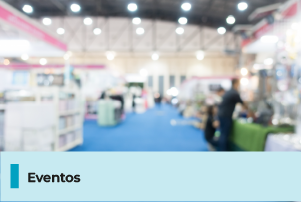 A imagem mostra um fundo desfocado de um evento. Abaixo, uma faixa com o texto 