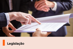 A imagem mostra pessoas com ternos segurando e analisando um documento. Abaixo, uma faixa com o texto 
