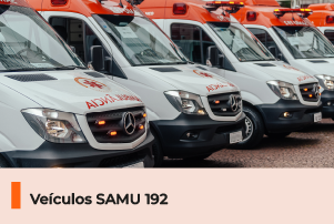 A imagem mostra várias ambulâncias do SAMU, abaixo uma faixa com o texto 