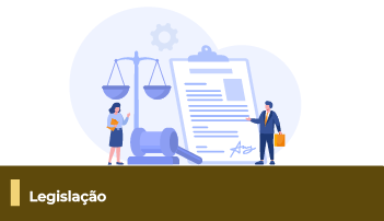 Pra cego ver: A imagem mostra uma ilustração de prancheta com elementos jurídicos. Abaixo, uma faixa com o texto 