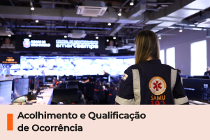A imagem mostra uma central de atendimento com pessoas com uniforme do SAMU. Abaixo, uma faixa com o texto 