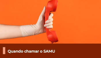 A imagem possui um fundo laranja com uma mão segurando um telefone, abaixo uma faixa com o texto 