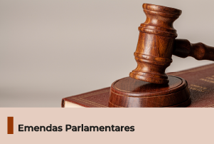Pra cego ver: A imagem mostra um martelo judicial. Abaixo, uma faixa com o texto 