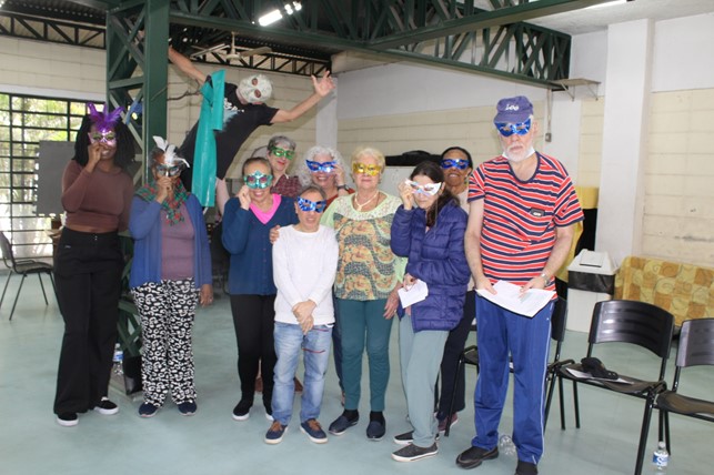 Na Imagem estão vários voluntários da Oficina