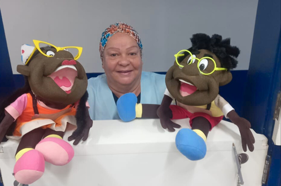 Na Imagem está voluntária Silvia com os seus fantoches