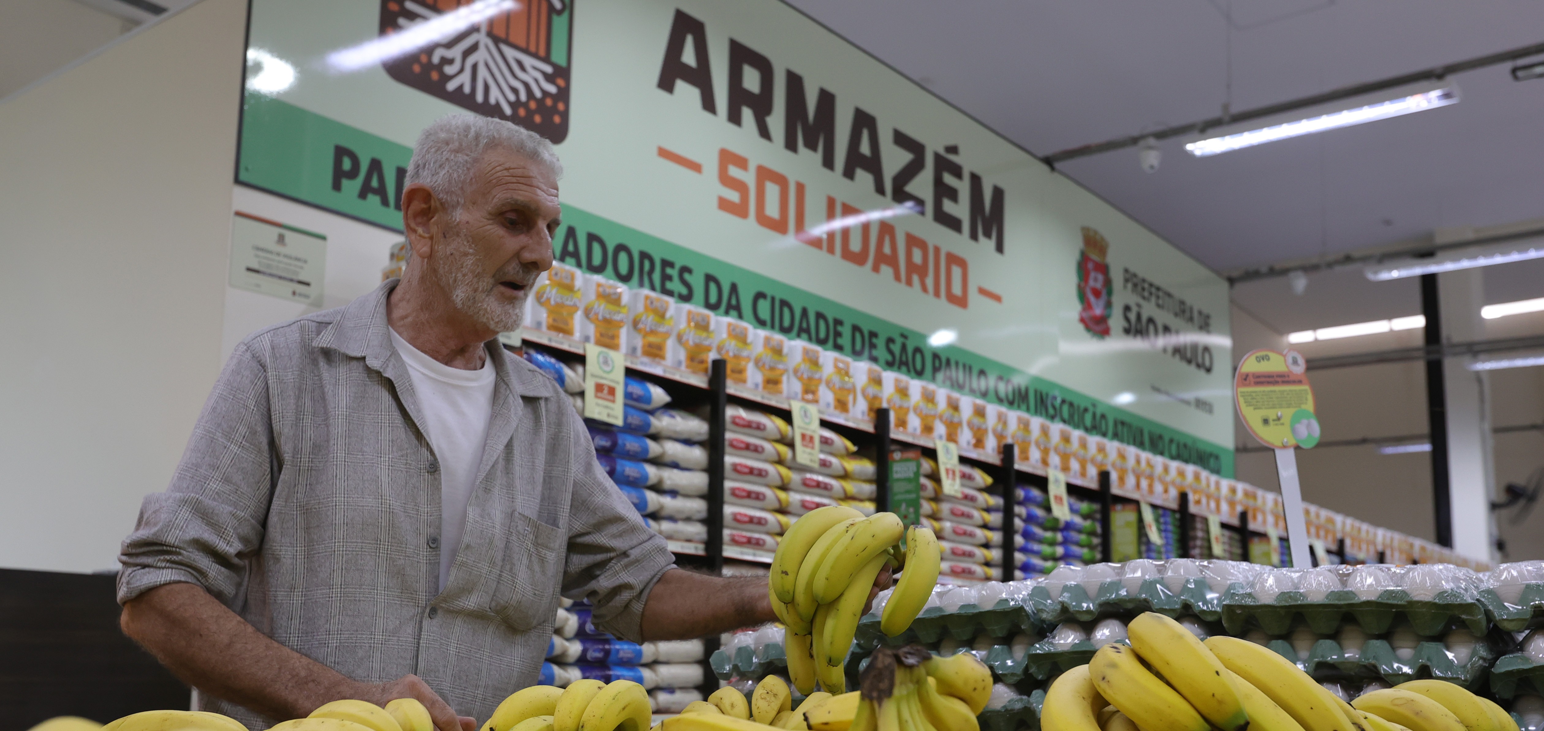 Na imagem, munícipe frequentador do Armazém Solidário. 