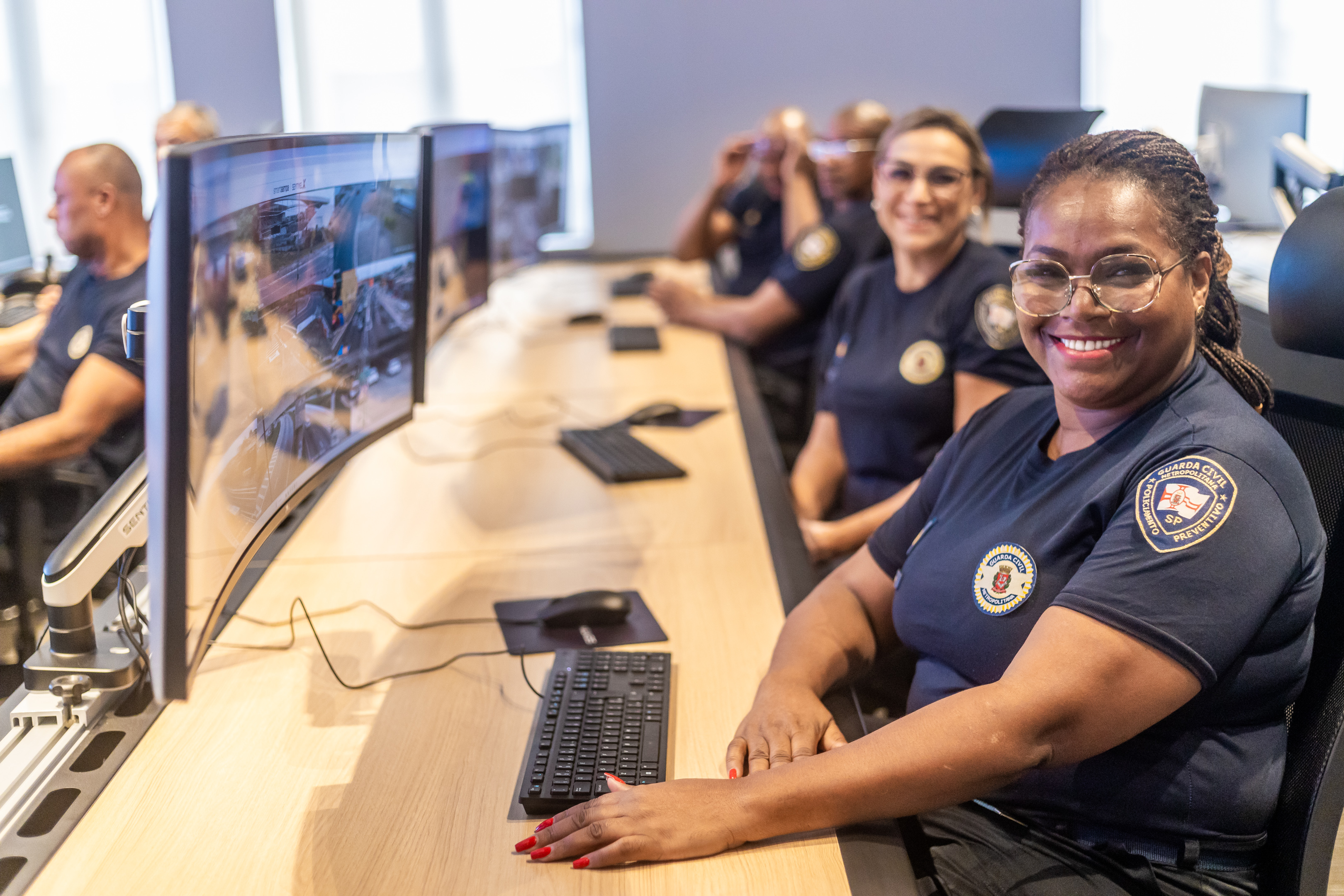 Imagem mostra mulheres na central de monitoramento