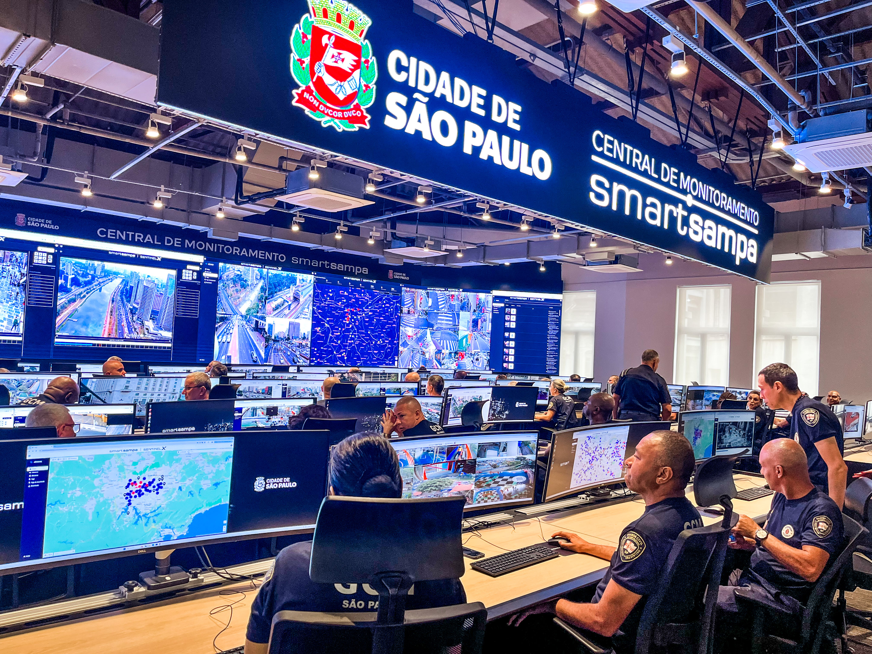 Foto mostra a central de atendimento Smart Sampa com vários monitores com diversas imagens da cidade