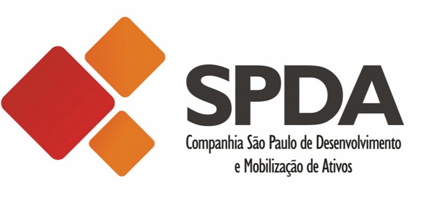 Logotipo da SPDA com três losangos em vermelho e laranja e o nome da companhia abaixo.