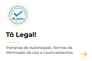 A imagem apresenta um card com fundo branco. No canto superior esquerdo, há um selo circular em tons de azul e bege, com um símbolo de confirmação e os dizeres “Tô Legal!”. Abaixo, aparece o título “TÔ Legal!”, em letras pretas e em destaque. Na sequência, há uma linha laranja e o texto “Portarias de Autorização, Termos de Permissão de Uso e Licenciamentos”, em letras pretas. No canto inferior direito, há uma seta laranja apontando para a direita.